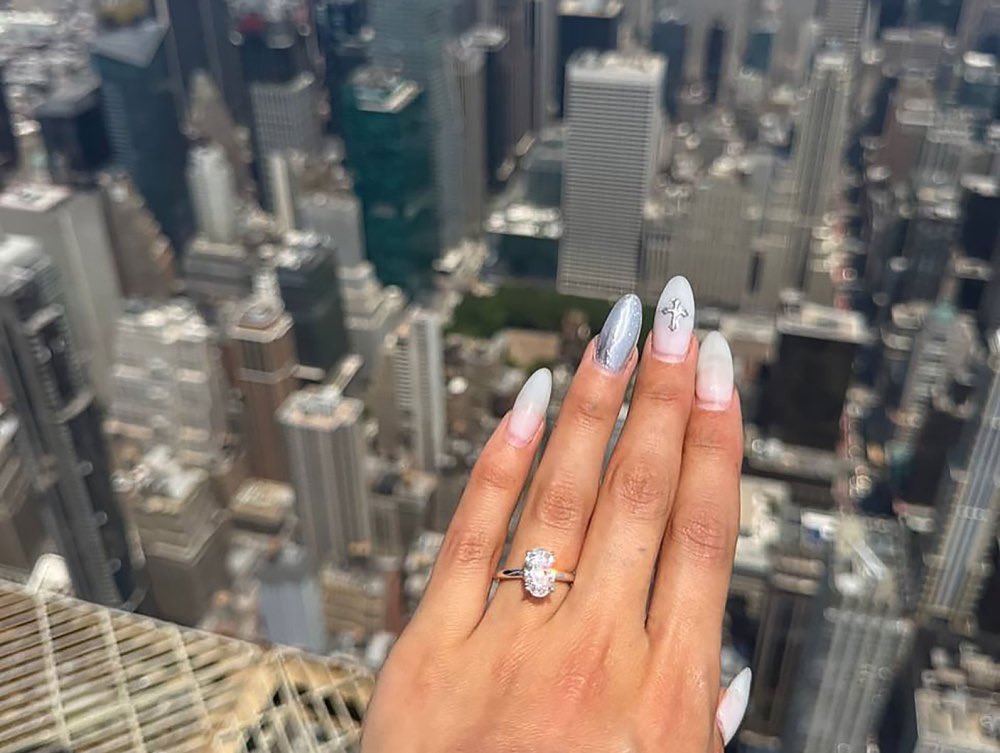 Glittergirxk's tweet photo. Angela Nikolau & Ivan Kuznetsov (Beerkus) climbed the spire, unfurled the banner, and he proposed at 1454 feetโค๏ธโ๐ฅ. Iconic.
#Rooftoppers #NYC https://t.co/bN6VMDCc1G