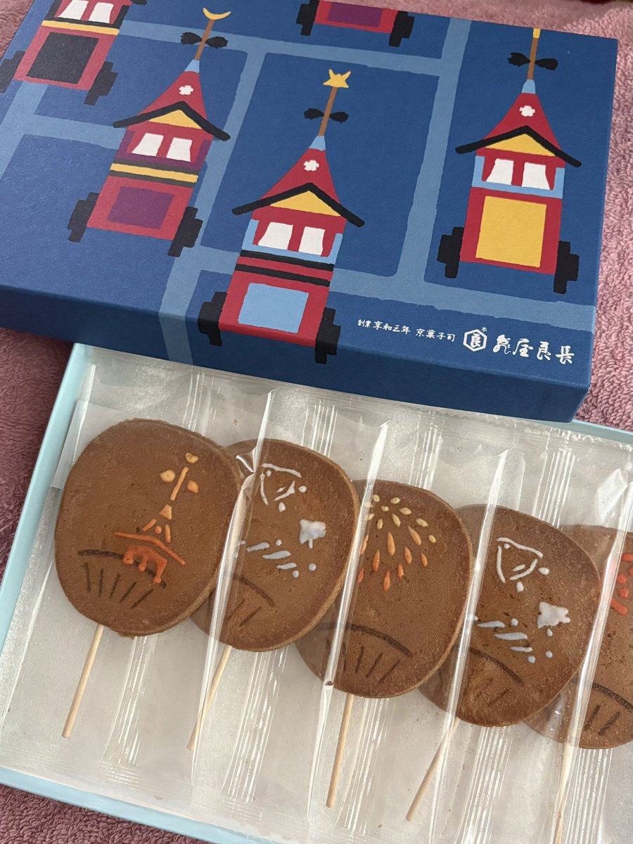 mari_qua's tweet photo. 祇園祭始まったんだね〜

今年は亀屋良長さんの「夏たより」のうちわのお煎餅を.*。゜。・ https://t.co/AuNEAV5VID