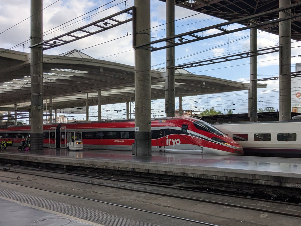 Unoscuantostre1's tweet photo. Frecciarossa de @iryo_eu llegando a Madrid-Puerta de Atocha. #Iryo #tren #ferrocarril #Madrid https://t.co/SEMxcqpwBm