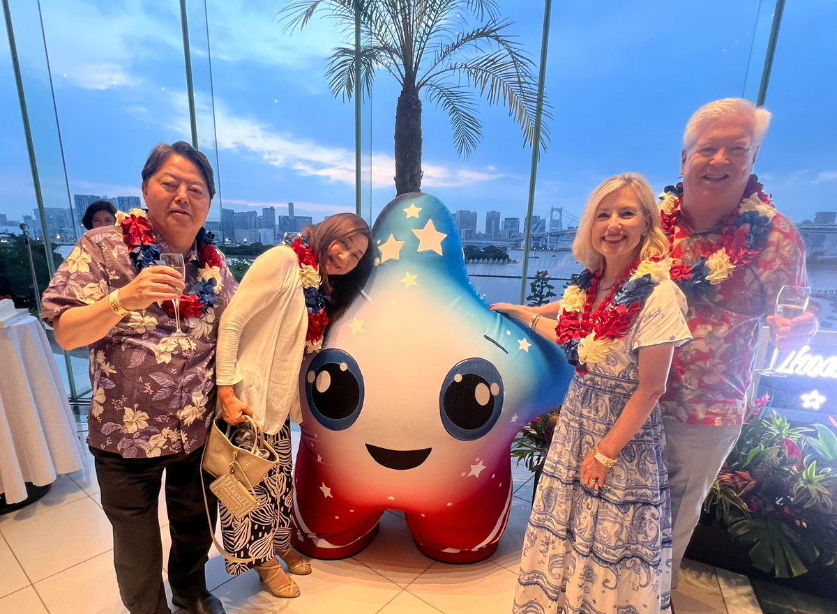hayashi09615064's tweet photo. 昨夜は、アメリカ建国250周年という記念すべき祝賀の席に参加し、自由、民主主義、法の支配といった共通の価値を共有する多くの友人とともにお祝いできたことを大変うれしく思います。日米同盟は安全保障、経済、科学技術分野に加えて文化、スポーツ、人材交流などソフトパワーにおいても強固なパートナーシップを築いています。
その一つとして、80年代ロックをともに愛するグラス大使のご推薦で音楽史に名を刻むロックバンド、エイジア、カンサス、REOスピードワゴン、サバイバーなどのメンバーによるステージにてギター、コーラスご一緒させていただくという光栄な機会に恵まれました。
ハードパワー、ソフトパワーの両面において、国際社会の平和と繁栄に貢献していくことの重要性を、改めて実感いたしました。