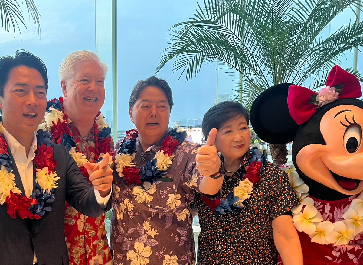 hayashi09615064's tweet photo. 昨夜は、アメリカ建国250周年という記念すべき祝賀の席に参加し、自由、民主主義、法の支配といった共通の価値を共有する多くの友人とともにお祝いできたことを大変うれしく思います。日米同盟は安全保障、経済、科学技術分野に加えて文化、スポーツ、人材交流などソフトパワーにおいても強固なパートナーシップを築いています。
その一つとして、80年代ロックをともに愛するグラス大使のご推薦で音楽史に名を刻むロックバンド、エイジア、カンサス、REOスピードワゴン、サバイバーなどのメンバーによるステージにてギター、コーラスご一緒させていただくという光栄な機会に恵まれました。
ハードパワー、ソフトパワーの両面において、国際社会の平和と繁栄に貢献していくことの重要性を、改めて実感いたしました。
