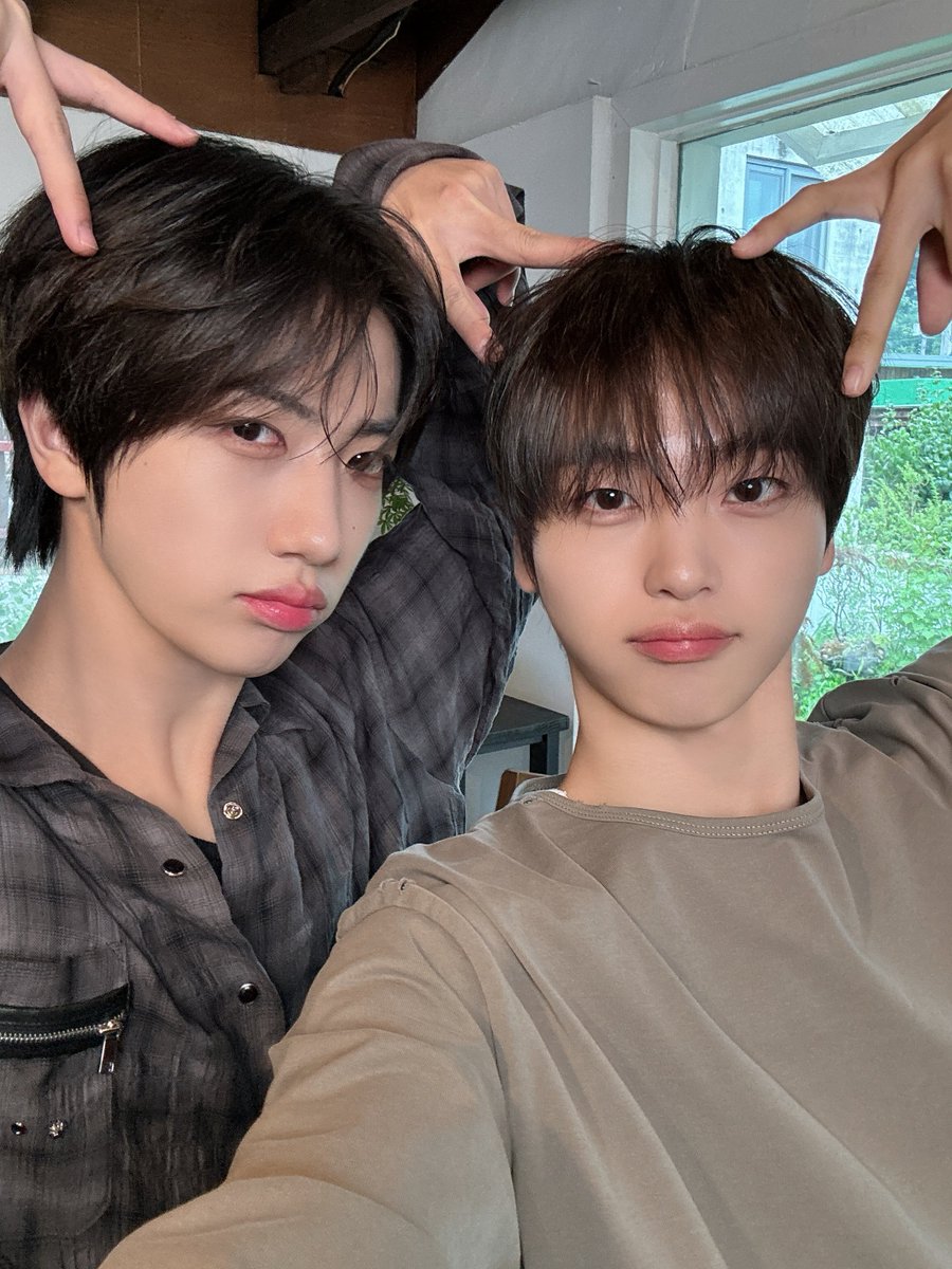 CRAVITYstarship's tweet photo. [📸]
WONJIN &amp; HYEONGJUN 원진 &amp; 형준 '猫 (Neko)' Cover

#CRAVITY #크래비티
#WONJIN #원진
#HYEONGJUN #형준
#C_Plus https://t.co/beYjp8DpRJ
