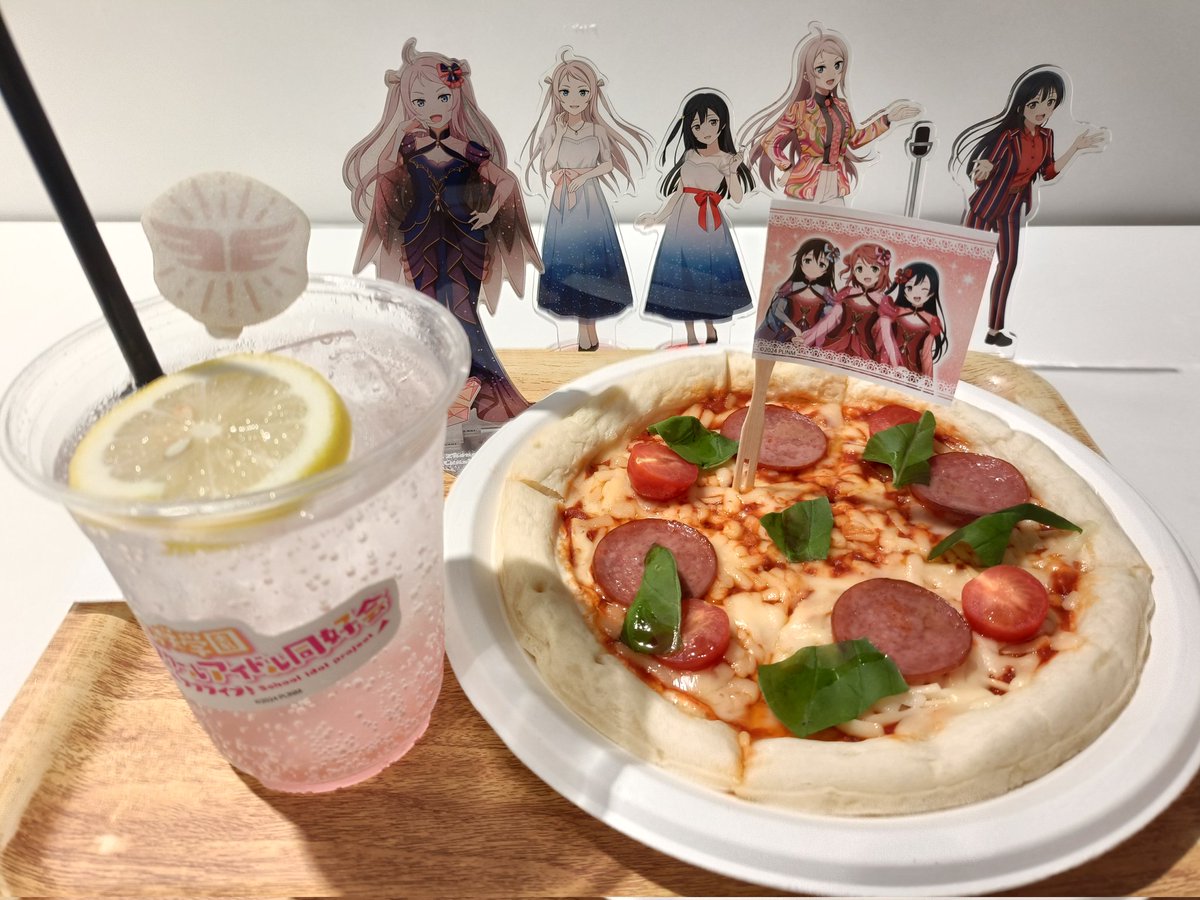 グッズは買わずカフェだけのつもりがランジュのアクスタが良すぎて買っ
