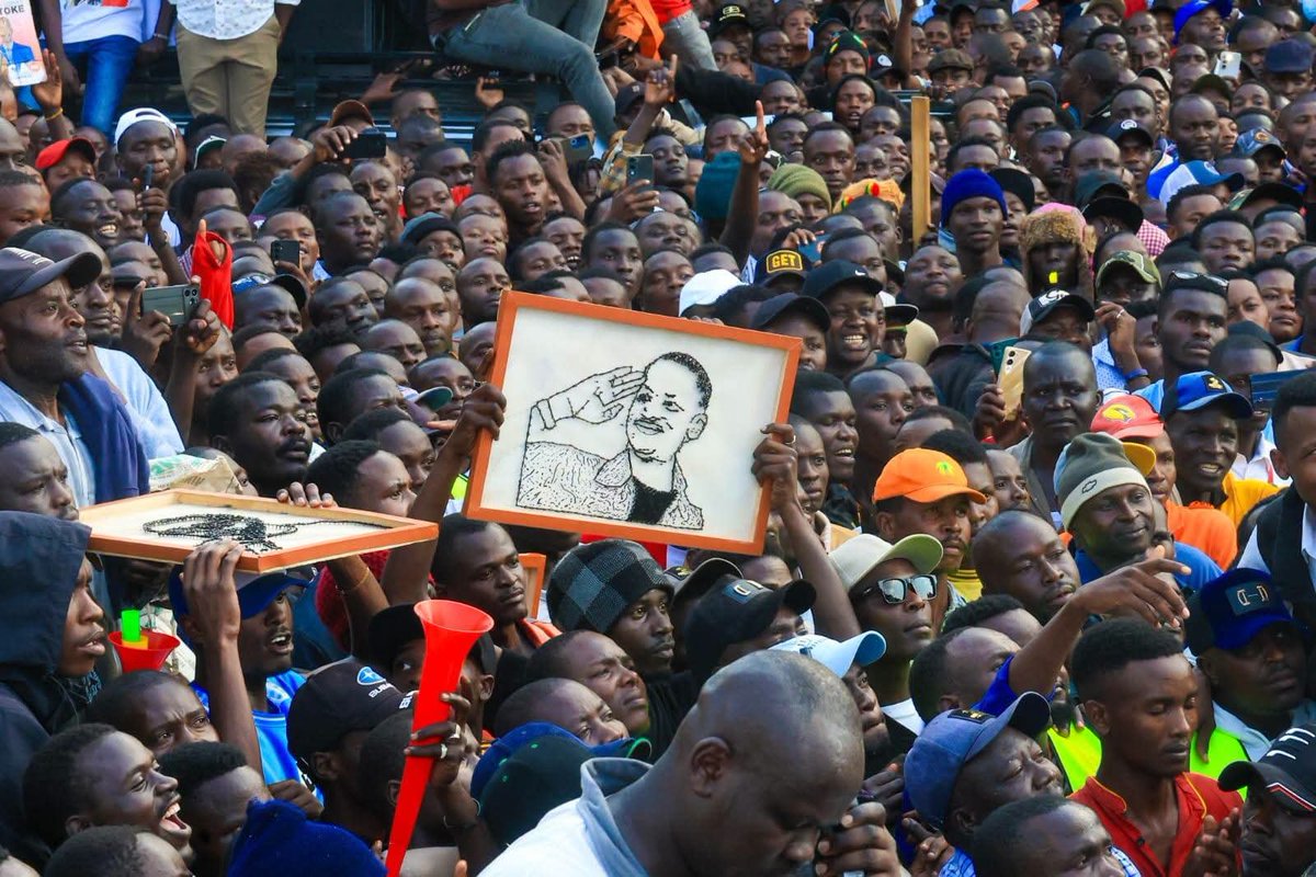 NickWesala's tweet photo. Ona tu mapenzi!

Asanteni sana Kisii. Hatukua tunajua game yenu iko level gani!

Eish🫡

Babu Owino anawalove back.

#Babukwasababu
#BilaaBabutaabu
#VictimsCompensation https://t.co/9WIrJvtli1