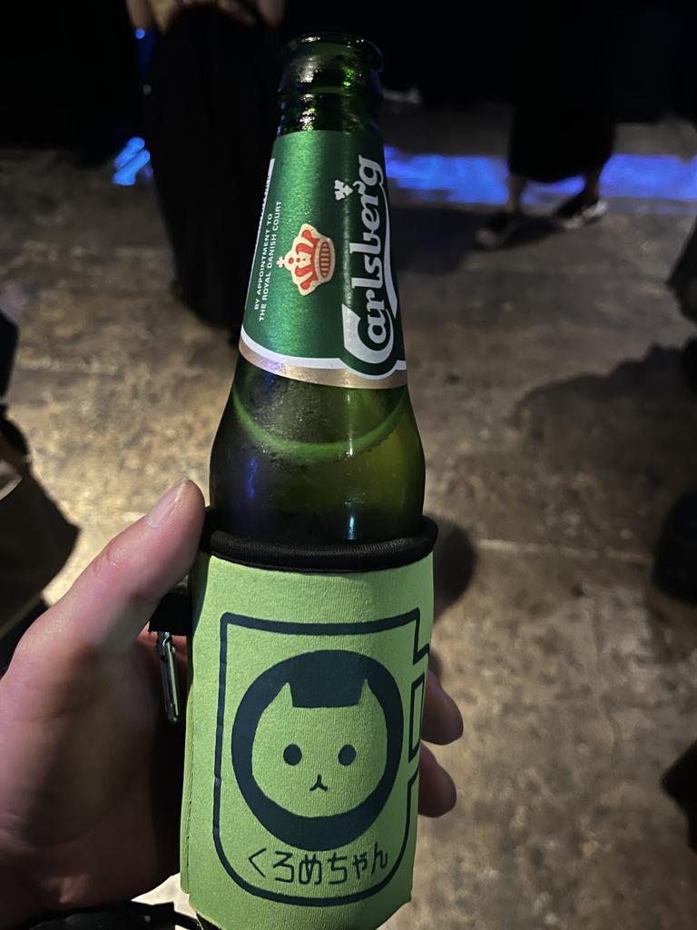 classyjunkie's tweet photo. 家の用事で休みを取った月曜、ウチではなかなか使う機会がなかったクージー持参で新宿へ。瓶がしっくりくるのね。

今度はちゃんとこのバンドが出る日に持っていって乾杯してもらおうｗ https://t.co/4NNvvLoYMd
