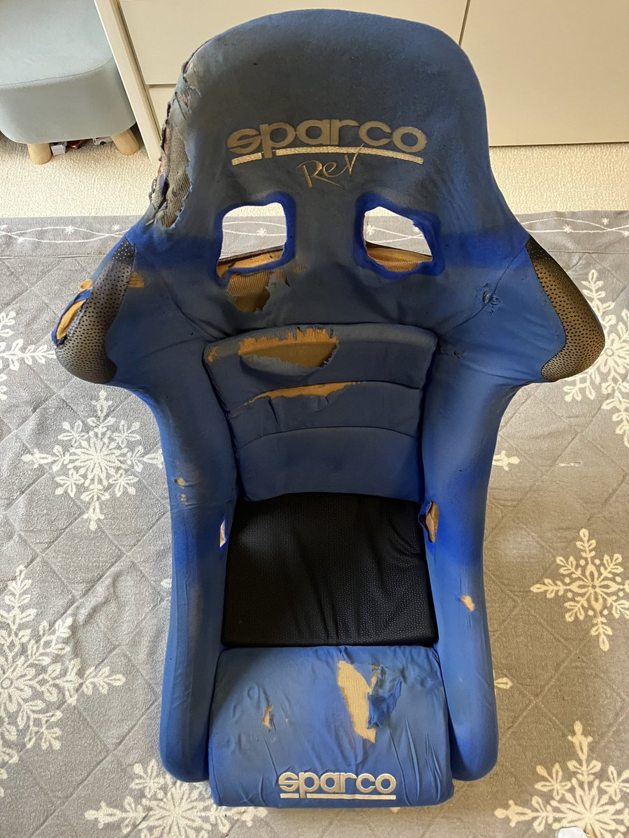 indy727family's tweet photo. 🚗復活に向けて
フルバケのカバー修繕しようと思ったら
修繕できるレベルじゃなかった😭
朽ちて風化してしまってます😅
というわけで業者張り替えに旅立ちました🚚
#セリカ
#ST185H
#SPARCO
#Rev
#シートカバー張替 https://t.co/HLKD0Jj6aM