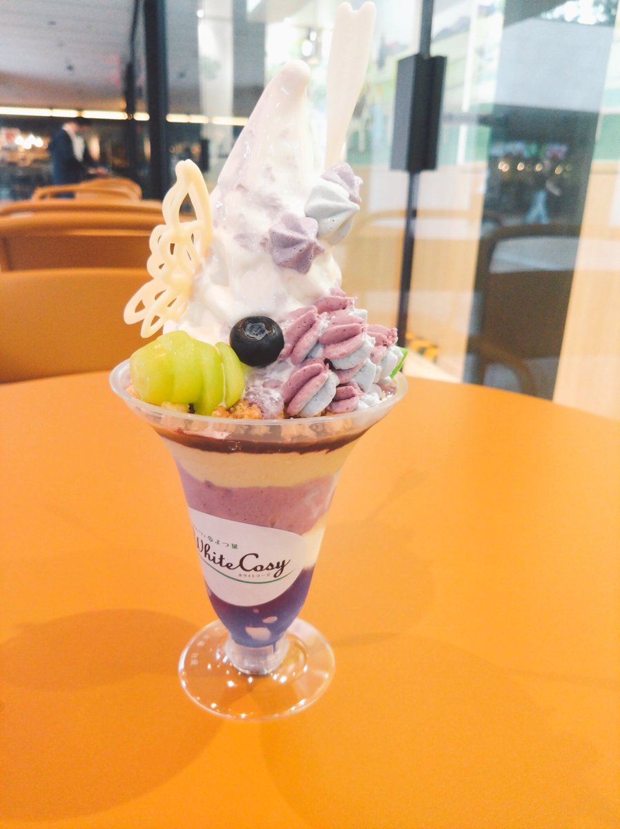 ryoryoneco's tweet photo. 先日のおやつ。桜は逃したので紫陽花パフェは食べたかった https://t.co/6OQvdYWoat