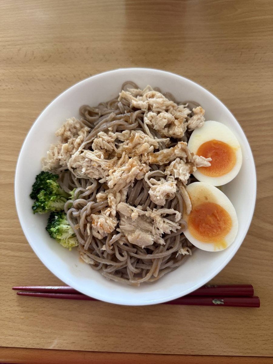 akinagu's tweet photo. 朝から筋トレしておなかすいたので、コンビニでサラダ買ってきてサラダそば♪ https://t.co/H78yDeoqYK
