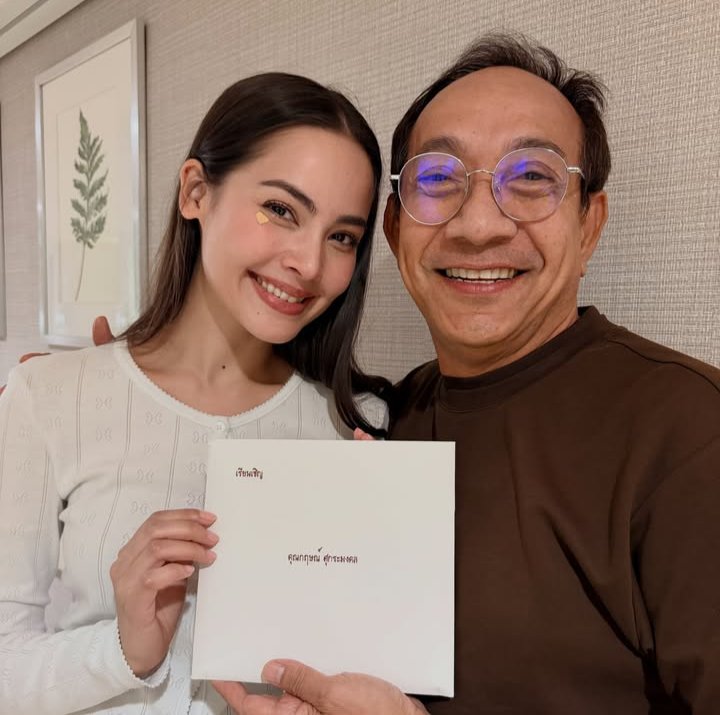 goofy_gulfy's tweet photo. ญาญ่าเริ่มแจกการ์ดฉลองวันแต่งงานแล้ว พี่หนุ่มบอกว่า #ตะวันลวง รอติดตามได้เร็วๆนี้ ไปปิดกล้องแล้ว https://t.co/kPoLHihqYo