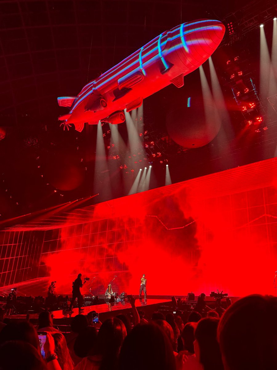 Golde1_Ivy's tweet photo. これこそが五月天のコンサートの現場の雰囲気。音楽と歓声が一体になって、会場全体が熱気に包まれているその瞬間が本当に特別だった #五月天 https://t.co/9sVxKLddWh