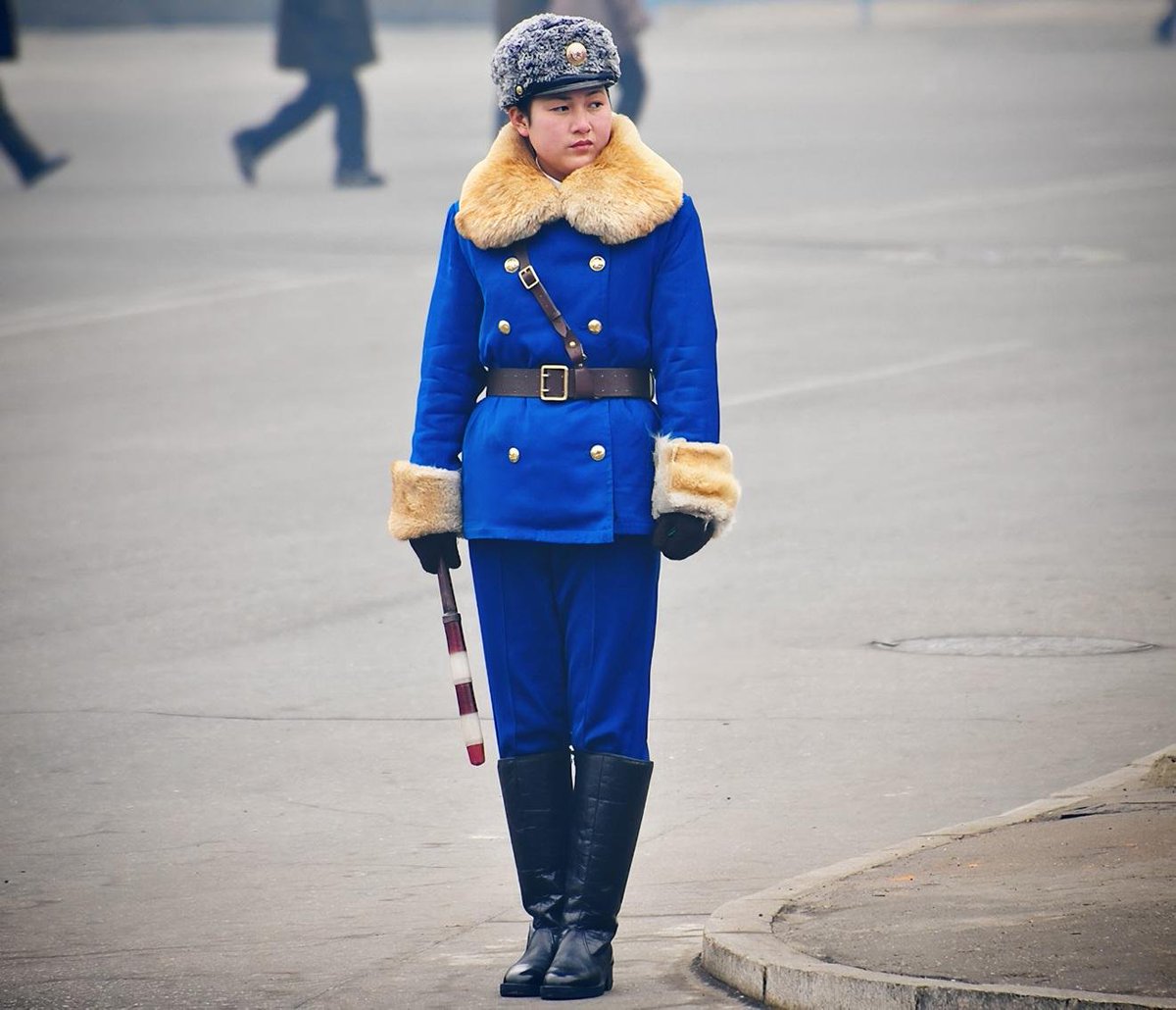 Asiablog_it's tweet photo. Uniforme invernale di una vigilessa a #Pyongyang, RDP Corea 🇰🇵 https://t.co/mBGdaeKbf5