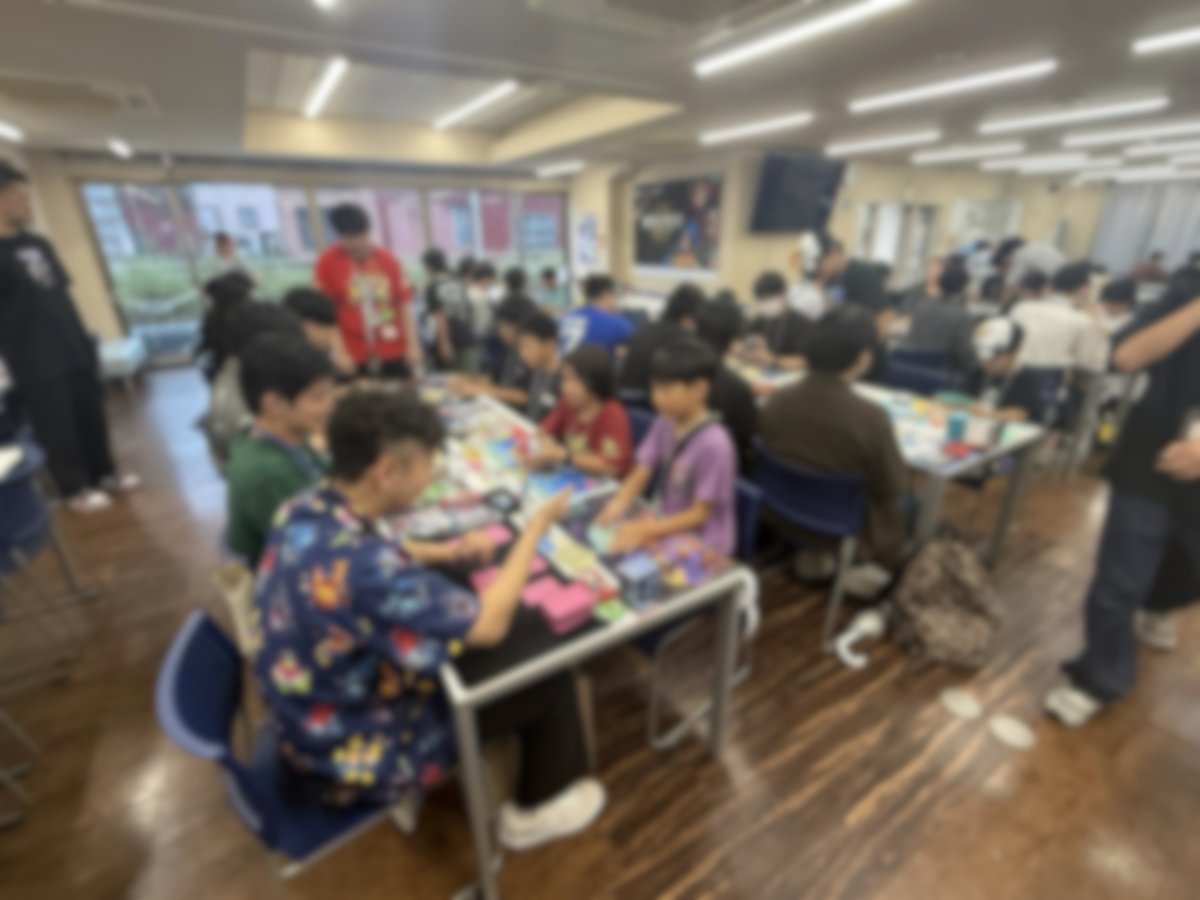 kinokos_shop's tweet photo. 本日はkinoko's shopが協賛させていただいている
くまぽけ交流会(@kumamotopoke23) 様主催のポケモンカードイベント「VSマスター」にお邪魔しています！🍄✨
会場は子どもたちの熱気でいっぱい🔥
みんな真剣にポケカを楽しんでます👀
子どもたち、マスターに勝てるかな！？😎 https://t.co/pykEh6KO03