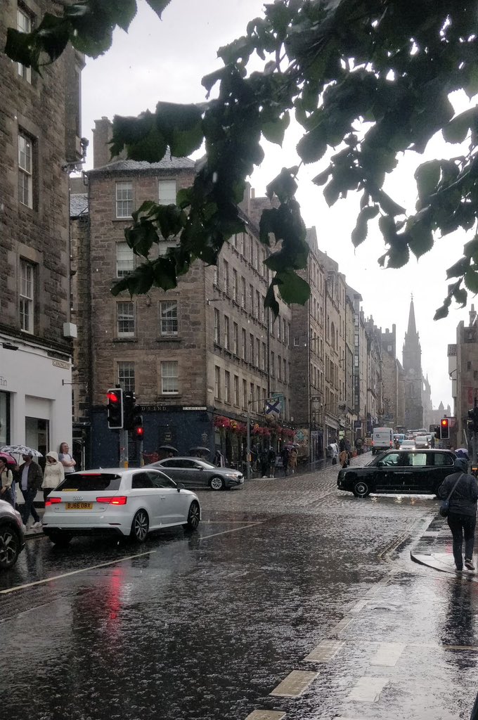 _Naturaee's tweet photo. Rain Edinburgh https://t.co/kwJM2weGwy