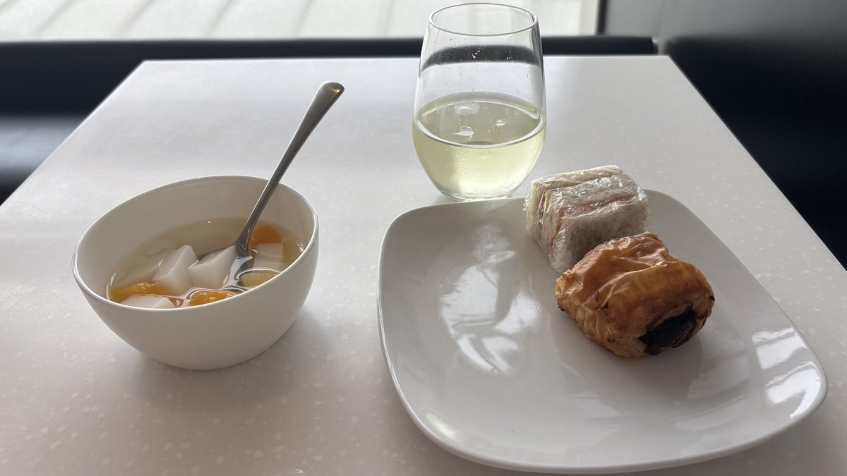 kennmasa28's tweet photo. 初めて空港のラウンジに入ってみた。お酒やコーヒーは飲み放題なんだけど、トイレ近くなるのが怖いからあまり飲む気になれない…笑 https://t.co/z01yJL9laI