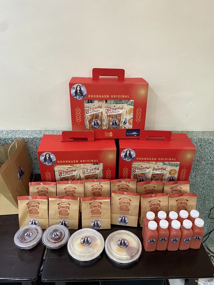 Linglingkwongcn's tweet photo. 🍽️ The flavors from Khon Kaen have arrived as promised.

A familiar city, familiar tastes—may this meal bring a little ease and happiness to today.

Wishing today’s performance goes smoothly, with full energy and a perfect state. Hope you eat well, have fun, and enjoy every moment with everyone, creating an unforgettable day together! 🥰
@linglingsirilak 

#หลิงหลิงคอง #linglingkwong‌ #linglingkwongcn #AngelGolden