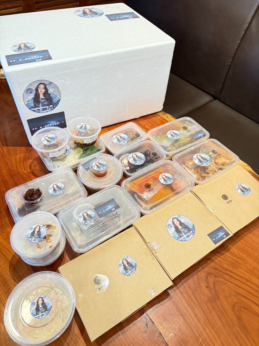 Linglingkwongcn's tweet photo. 🍽️ The flavors from Khon Kaen have arrived as promised.

A familiar city, familiar tastes—may this meal bring a little ease and happiness to today.

Wishing today’s performance goes smoothly, with full energy and a perfect state. Hope you eat well, have fun, and enjoy every moment with everyone, creating an unforgettable day together! 🥰
@linglingsirilak 

#หลิงหลิงคอง #linglingkwong‌ #linglingkwongcn #AngelGolden