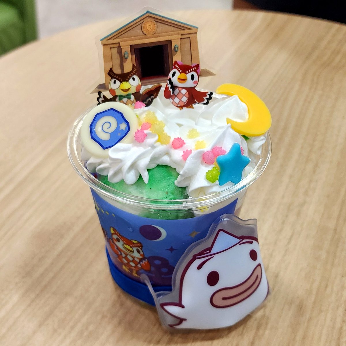 R_GameTV's tweet photo. あつ森×サーティワン2回目！！！
相変わらずめちゃくちゃ良い……😭😭😭

ゆうたろう保冷剤付きの夜の島ダブルサンデーがカラフルできらびやかで見た目が美しすぎる……

ソーダフロートの上に漂着してるジョニーは実物もシュールすぎて笑った
#サーティワン #どうぶつの森 https://t.co/8QaHWIXsHF