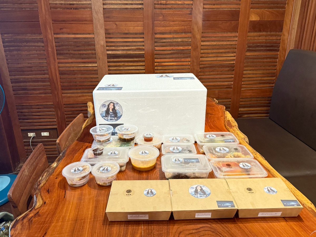 Linglingkwongcn's tweet photo. 🍽️ The flavors from Khon Kaen have arrived as promised.

A familiar city, familiar tastes—may this meal bring a little ease and happiness to today.

Wishing today’s performance goes smoothly, with full energy and a perfect state. Hope you eat well, have fun, and enjoy every moment with everyone, creating an unforgettable day together! 🥰
@linglingsirilak 

#หลิงหลิงคอง #linglingkwong‌ #linglingkwongcn #AngelGolden