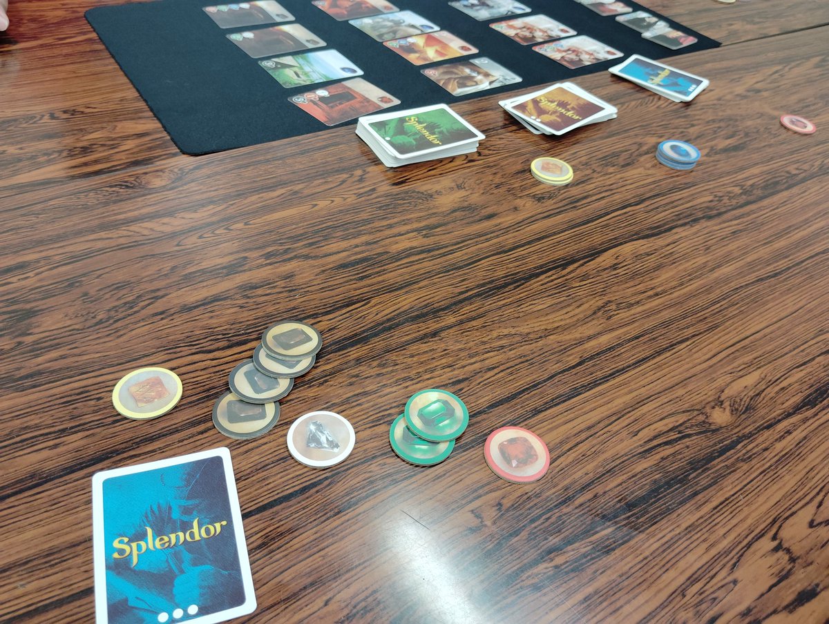 uramako0522's tweet photo. 【宝石の煌き】
ゲーム自体は、宝石の煌きやし面白いんやけど、これは海賊版かな？
箱が3分の2ぐらいのサイズで、カードや貴族タイルががひと回りは小さいし、チップは紙製やったね。
ボドゲ会中やと指摘も難しい・・・。 https://t.co/JwQmRONvZI