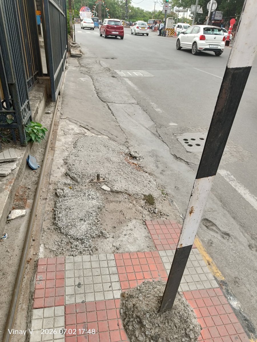 vinay_vangala's tweet photo. @CommissionrGHMC @GHMCOnline @jayesh_ranjan
@revanth_anumula
Banjara Hills - a 'posh' locality where walking is a high-risk stunt. High-end addresses shouldn't come with low-end basic infrastructure!
@ Opp2 LV Prasad, near junction 
#Hyderabad 
@HiHyderabad @CPHydCity
@HYDTP https://t.co/wIU7ghpjCo