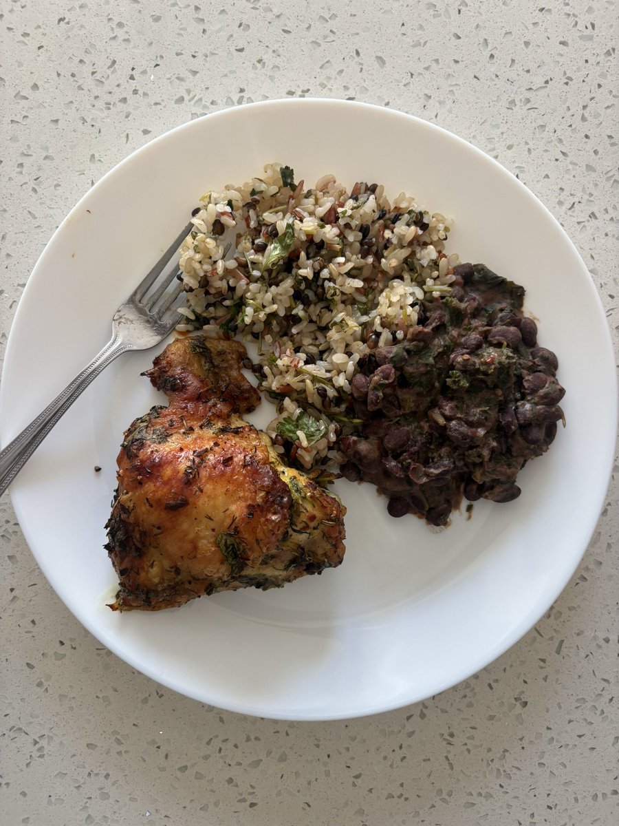 nila_eats's tweet photo. Some herby chicken cilantro lime rice blend and black beans https://t.co/cSxLUWrkpx
