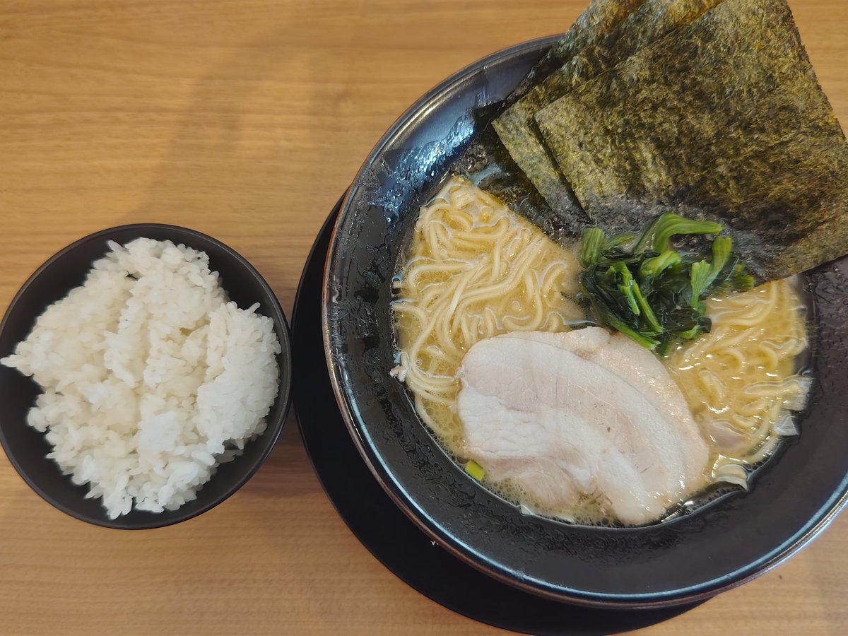 UNDERRIGHT7's tweet photo. 今日の昼御飯は #鶴乃家 でラーメン(醤油)＋ご飯＋替玉を頂きました🙏
家系は味濃いからご飯にぴったり👍鶴乃家では麺は細麺にしてます😁細麺と濃いスープと玉葱の組み合わせがたまりません🙆最後は定番のご飯ダイブでしめました🫄大盛券を取り忘れる失態で替玉になっちゃった73杯目🍜
#東広島市 https://t.co/nkRGttn48j