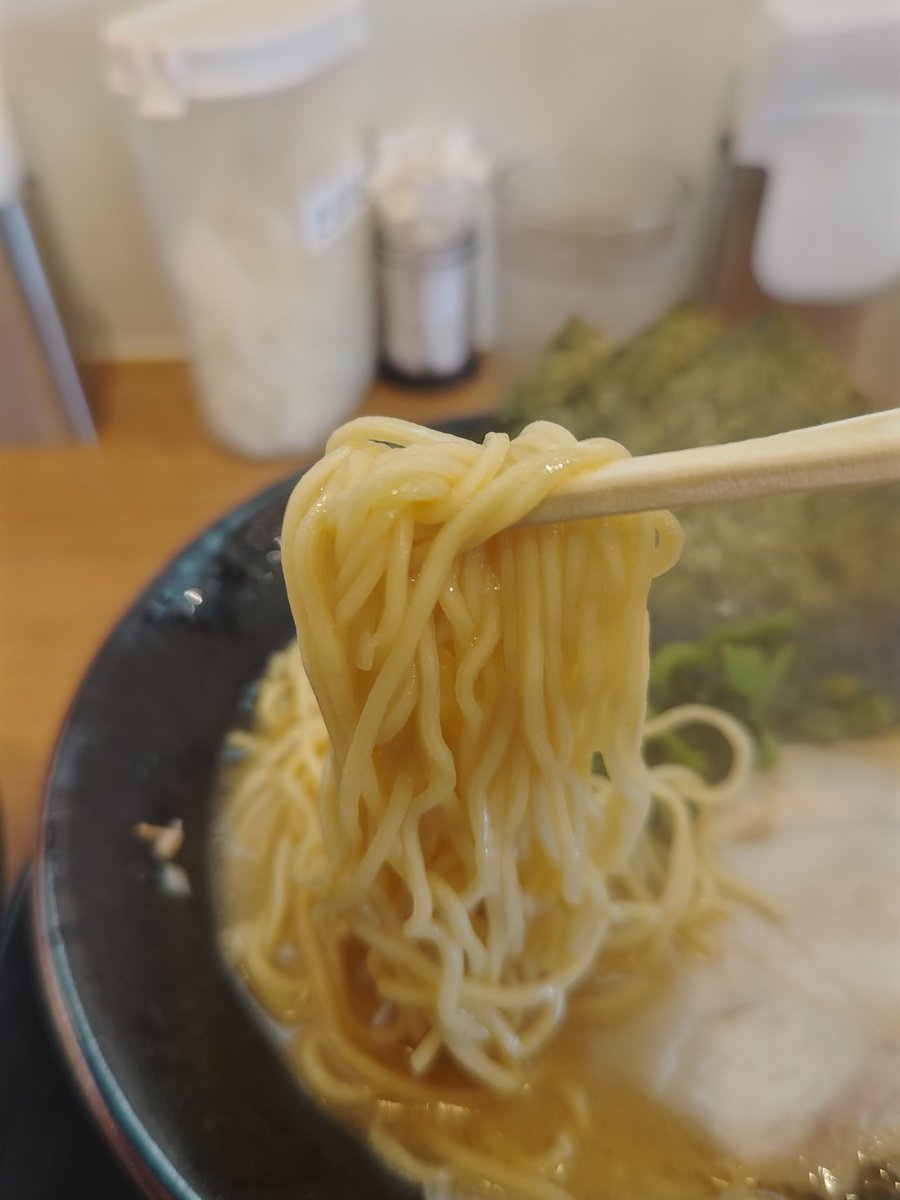 UNDERRIGHT7's tweet photo. 今日の昼御飯は #鶴乃家 でラーメン(醤油)＋ご飯＋替玉を頂きました🙏
家系は味濃いからご飯にぴったり👍鶴乃家では麺は細麺にしてます😁細麺と濃いスープと玉葱の組み合わせがたまりません🙆最後は定番のご飯ダイブでしめました🫄大盛券を取り忘れる失態で替玉になっちゃった73杯目🍜
#東広島市 https://t.co/nkRGttn48j