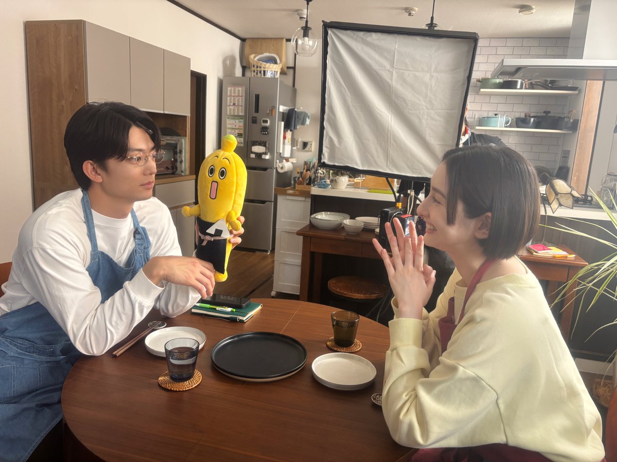 taberudake_tx's tweet photo. 🍽️ ✧ 𝐨𝐟𝐟 𝐬𝐡𝐨𝐭 ✧ 🥀

現場に潜入したナナナと
 #早見あかり さん #伊藤健太郎 さんの3ショットをお届け📸✨

U-NEXT＆TVerにて配信.ᐟ📺
ドラマ『#一緒にごはんをたべるだけ』
毎週木曜深夜𝟐𝟒:𝟎𝟎〜放送中

☑︎U-NEXTにて見放題独占配信.ᐟ
☑︎TVerで無料見逃し配信.ᐟ
▶︎▶︎https://t.co/bOwdezvwOa
▶︎▶︎https://t.co/Z6inkgdNVs