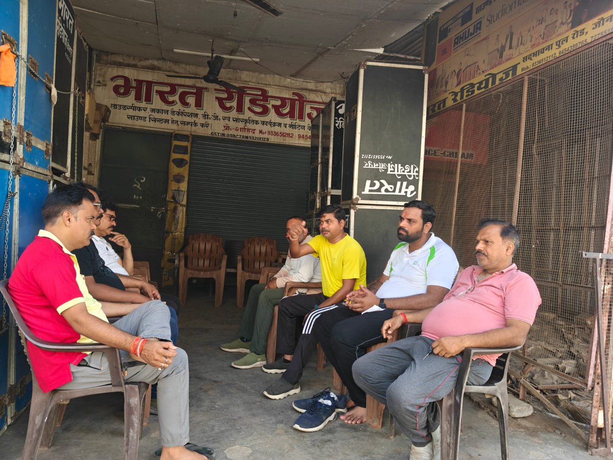 manishnarayanJN's tweet photo. आज प्रातःकाल मॉर्निंग वॉकर्स परिवार के सदस्यों के साथ चाय पर आत्मीय चर्चा की।

इस दौरान स्वास्थ्य, सामाजिक सरोकारों, जनहित एवं समसामयिक विषयों पर सार्थक विचार-विमर्श हुआ। ऐसे आत्मीय मिलन आपसी सौहार्द, संवाद और सकारात्मक ऊर्जा को नई दिशा प्रदान करते हैं। https://t.co/YdfYtpXNQ5