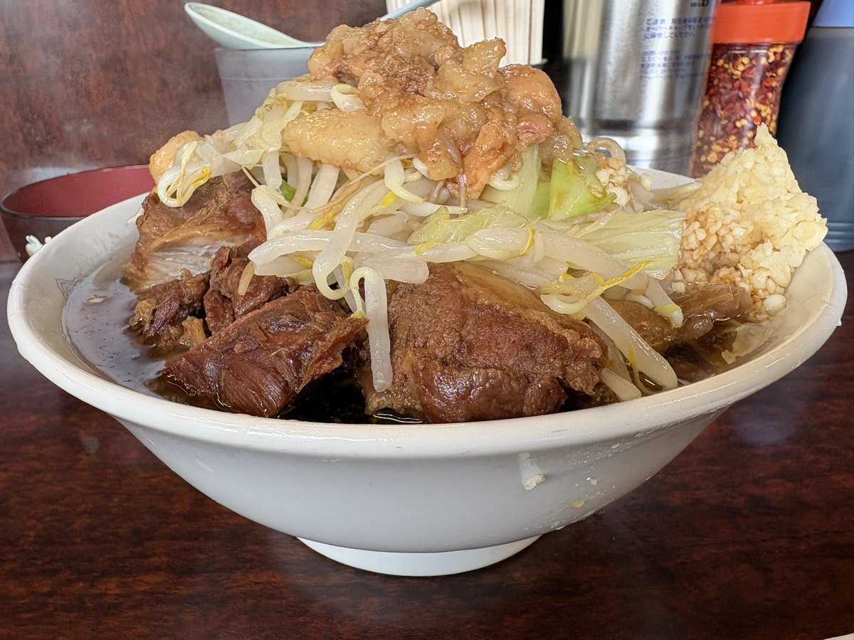 minoramen's tweet photo. ラーメン二郎めじろ台店👓94

小豚🐽全部カタメをコール。
キリッとした山チャンスープに、ふぁトロ豚サンがドンピシャで美味かった〜
二郎の後はガリガリくん
ごちそうさまでした🙏 https://t.co/2OTEyFKcHk