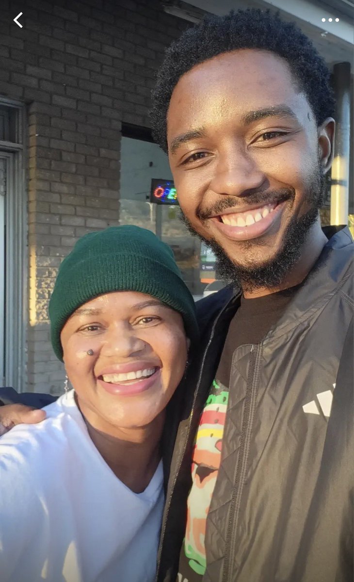 Thapelo123456_'s tweet photo. This picture is so beautiful. Beautiful smiles 😁😁🔥🔥Sweet Guluva &amp; his supporter spotted 🤗

 #Sweetguluva
#AkhonamathembaZwane https://t.co/7Kccg2TW4I