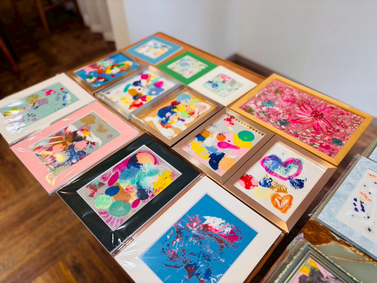 korot_kimura's tweet photo. 🎨こんにちは😊
かよちゃん家です。
このあと 15:00から
「かよちゃんが描いた絵を見せる会」 が始まります✨
店内には約200点の作品を展示しました。 小さな作品から大きな作品まで、一枚一枚心を込めて描いています🌸
☕入場無料 コーヒー1杯だけでも、おしゃべりだけでも大歓迎です♪
今日は通常営業に加えて、 🍾スパークリングワイン 🍷赤・白ワイン 🍺ビール 🥃ウイスキー もご用意しています。
**「ちょっと一杯飲みに来たよ！」**という方も大歓迎です😊
どうぞお気軽に遊びにいらしてください。 皆さまにお会いできるのを楽しみにしています✨
#かよちゃん家 
#墨田区
#アート