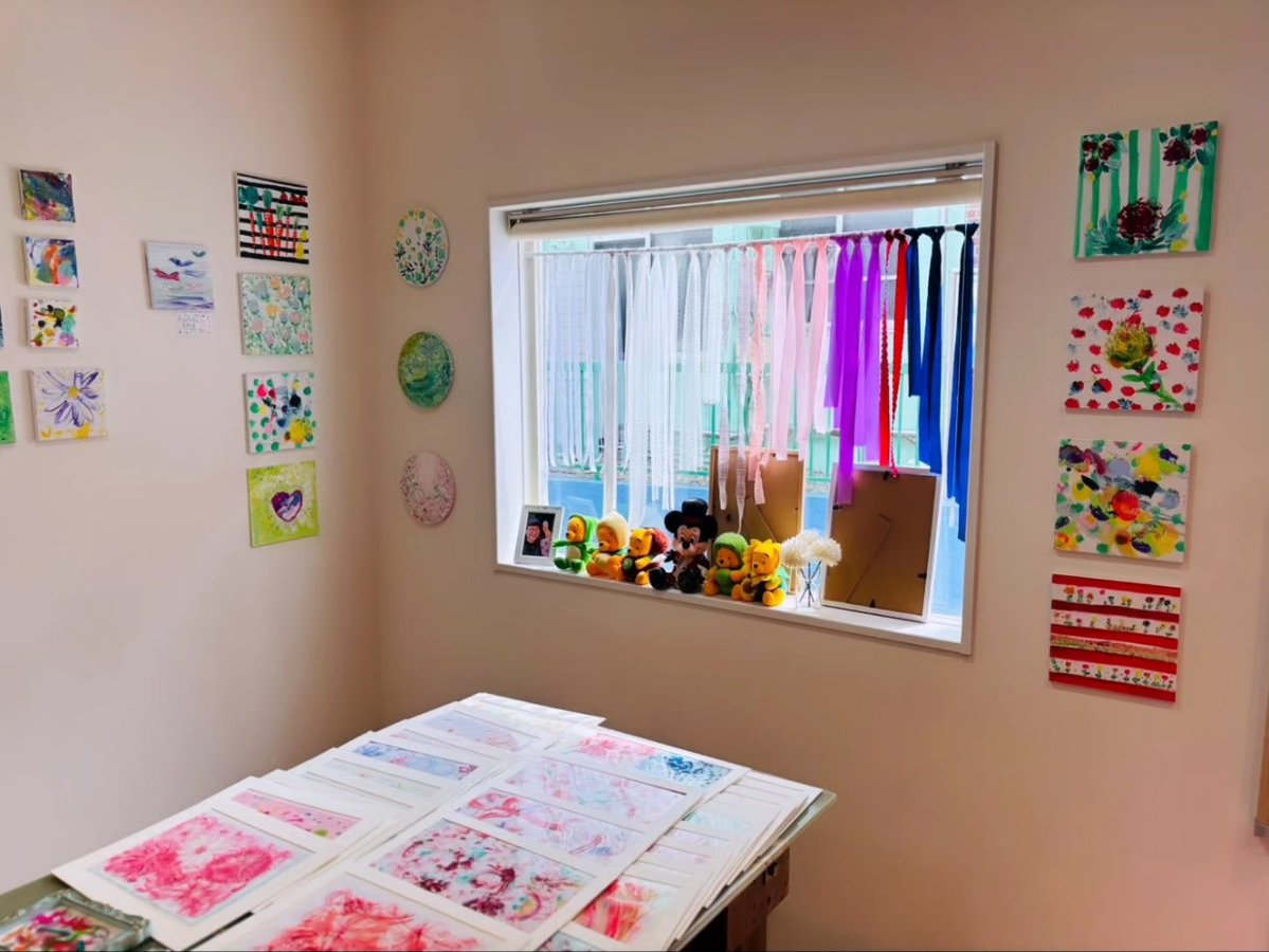 korot_kimura's tweet photo. 🎨こんにちは😊
かよちゃん家です。
このあと 15:00から
「かよちゃんが描いた絵を見せる会」 が始まります✨
店内には約200点の作品を展示しました。 小さな作品から大きな作品まで、一枚一枚心を込めて描いています🌸
☕入場無料 コーヒー1杯だけでも、おしゃべりだけでも大歓迎です♪
今日は通常営業に加えて、 🍾スパークリングワイン 🍷赤・白ワイン 🍺ビール 🥃ウイスキー もご用意しています。
**「ちょっと一杯飲みに来たよ！」**という方も大歓迎です😊
どうぞお気軽に遊びにいらしてください。 皆さまにお会いできるのを楽しみにしています✨
#かよちゃん家 
#墨田区
#アート