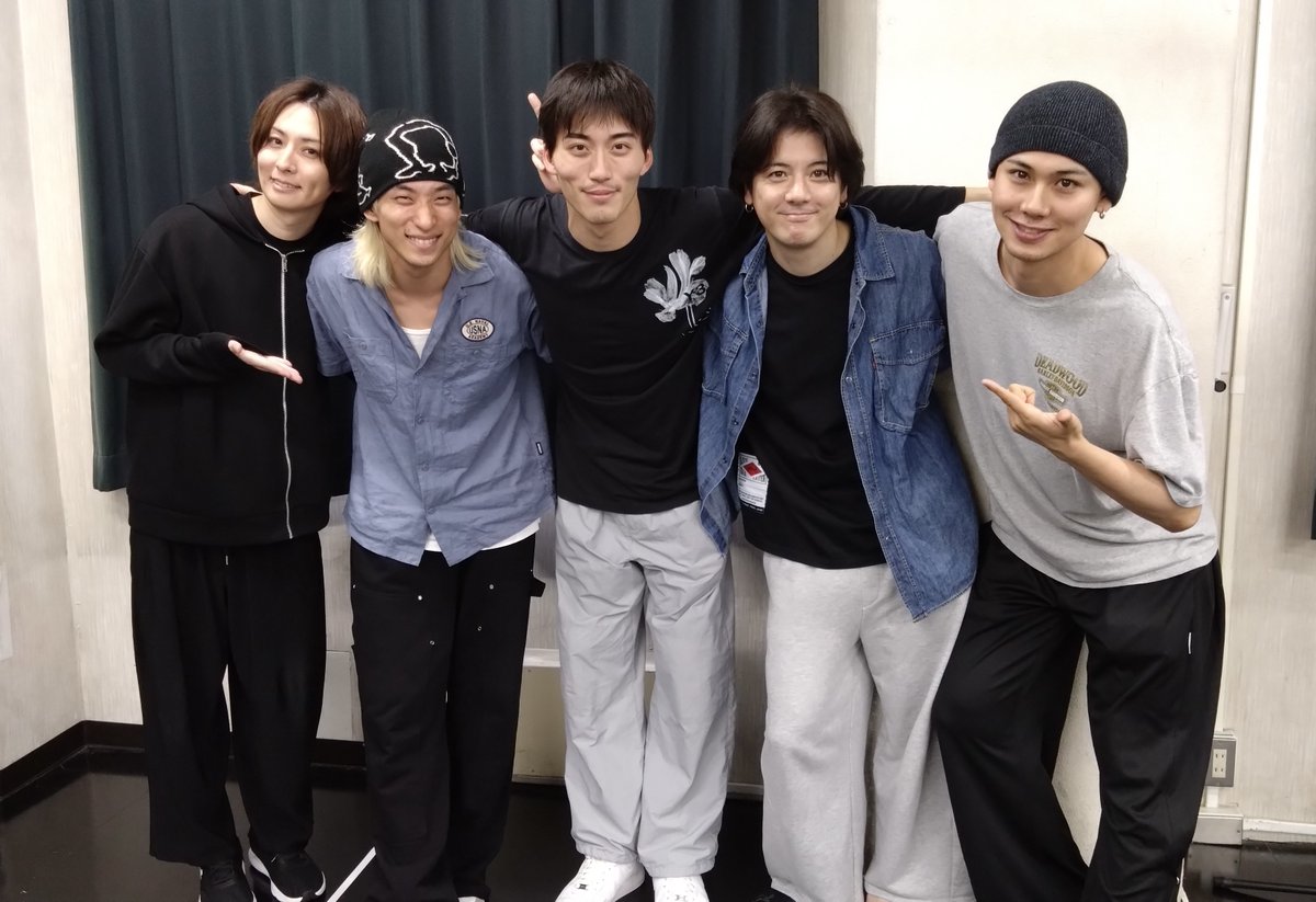 _lyricquest's tweet photo. 本番に向けて、稽古は着々と進行中！

毎日新しい発見と挑戦の連続。
試行錯誤を重ねながら、キャスト・スタッフ一同、より良い作品を目指して日々稽古に励んでいます。

そんな稽古場の一コマをお届け📸

チケット販売中🎫
https://t.co/pRXd2EMUA3

🔗 公式HP
https://t.co/eOYUqA8MgX https://t.co/q2fhdkVf76