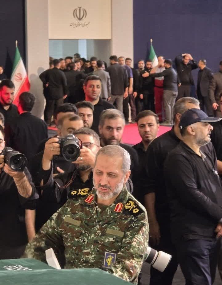 somayeforotan's tweet photo. با لباس رزم به دیدار آمده...
#باید_برخاست
#آقای_عزیز_ما https://t.co/CiROtvRXGJ