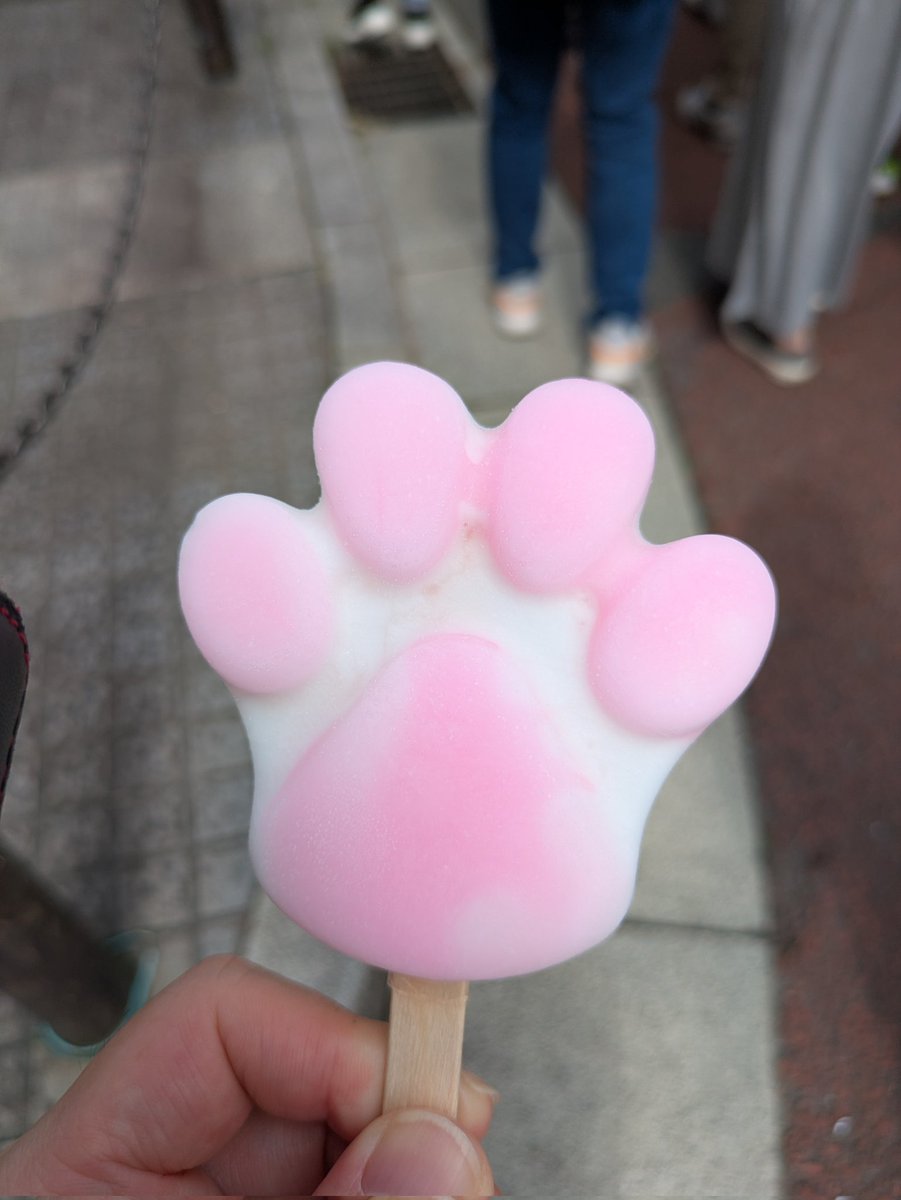kimkimfal's tweet photo. 保護猫カフェでグミアイス売ってた https://t.co/Jzln0uPXsm