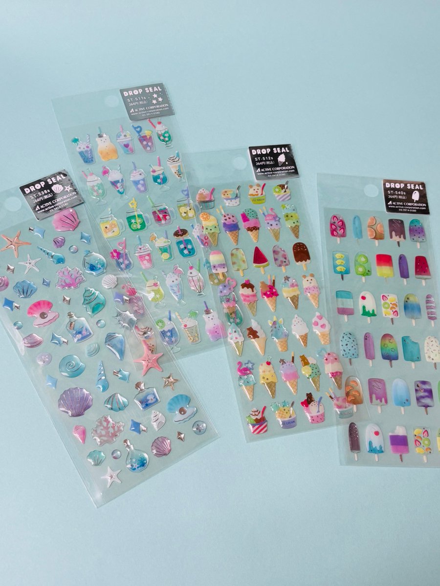 stationery_ARNZ's tweet photo. 夏はクリア素材に惹かれがちですが、ついでにネオンカラーとアイスモチーフにも惹かれます。 ネオンカラーとラメがまぶしいミニポーチは、バッグにつけると陽射しに映えそう。人気沸騰中のぷっくり系シールも、涼しげ夏モチーフがかわいい♪
#学芸大学 #文房具 #文具店 #東横沿線 #arnz #アーンズ https://t.co/k3S2z9umP7