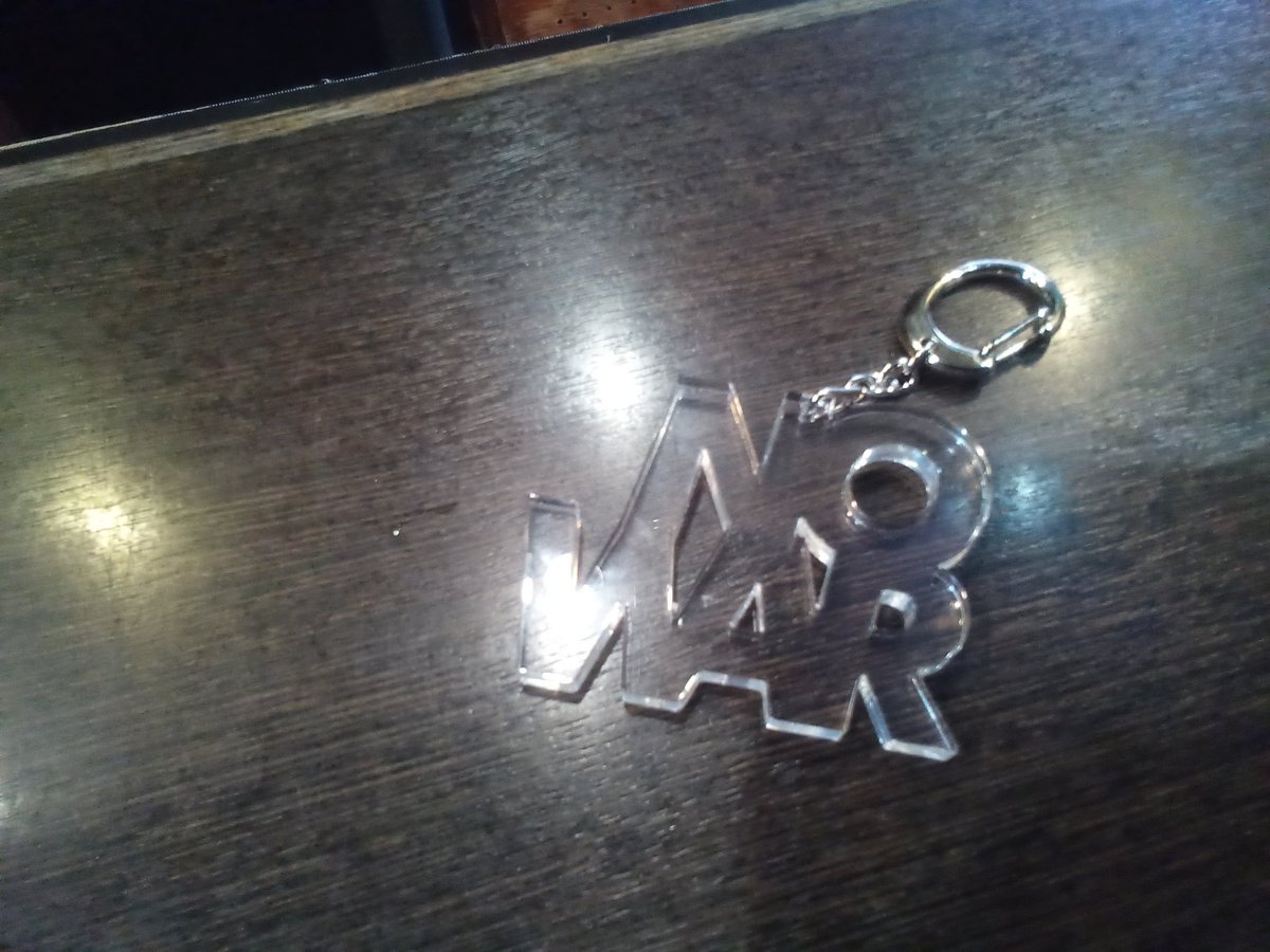 nabeyokoDGBZ's tweet photo. 常連の清楚なお姉さんが、「NOWARキーホルダー」を外させようとする不当な職質にあって怖い思いをしたそうだ。なので、そんな時の対処法を丁寧に教える。「おいこらクソポリ、手帳見せんかバカタレ。おどりゃあ誰のゼニでメシ食えとんなら、おー」、これを寝る前に3回復唱するように指導しといた。 https://t.co/ssnRYAmjIf