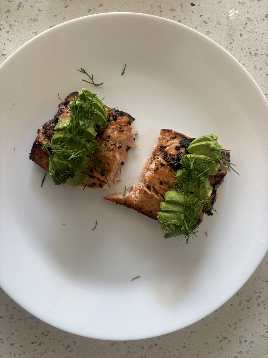 nila_eats's tweet photo. Salmon avocado quick dinner. Dill on top https://t.co/DTEWXmTOwt