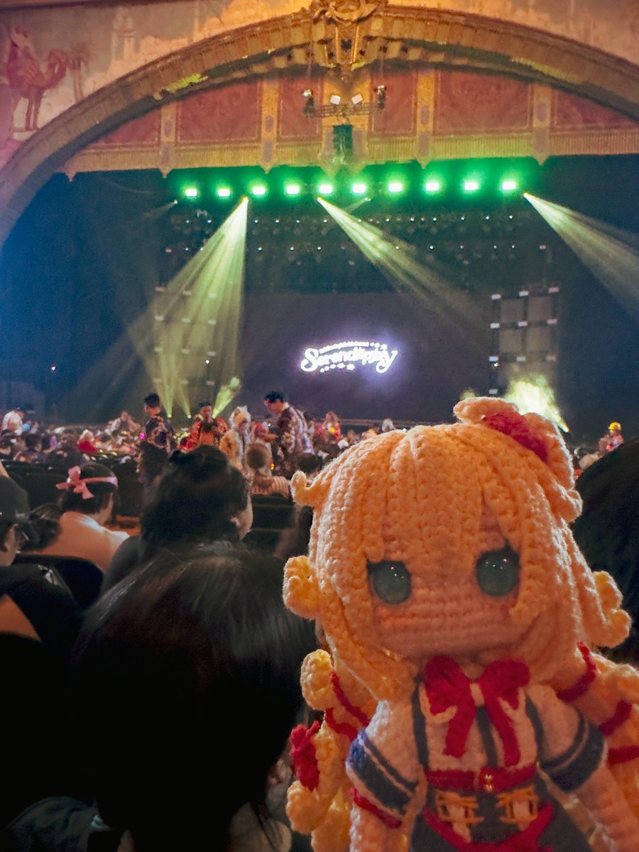 Fourplay1389's tweet photo. Back in LA where the first one started and all four years of EN concerts attended! EN keeps growing and puts on awesome shows. I’ll keep coming back to until our honorary EN member Haachama is also on the stage!

#holoSerendipity
#推し活はあとん日記 https://t.co/gOf1zoxsZ3