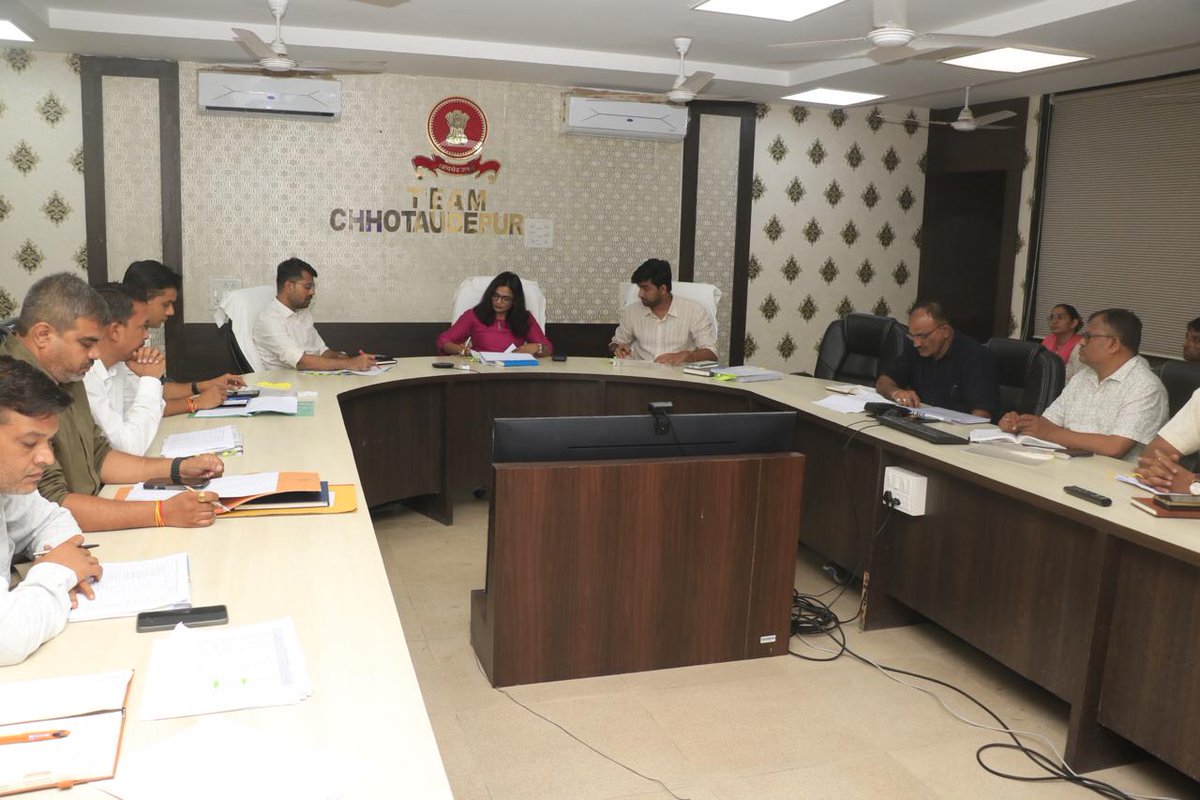 collectorcu's tweet photo. 📍 કલેક્ટર ગાર્ગી જૈનના અધ્યક્ષસ્થાને બોર્ડર વિલેજ અને વિકાસશીલ તાલુકાઓ માટે સમીક્ષા બેઠક યોજી. નાગરિક જરૂરિયાતો અને સૂચનોને ધ્યાનમાં લઈને વિકાસ આયોજન અને અસરકારક અમલવારી માટે માર્ગદર્શન આપવામાં આવ્યું. 🌱

@CMOGuj @InfoGujarat

#Chhotaudepur #BorderVillage #AspirationalBlocks https://t.co/4VUxCPAEJI