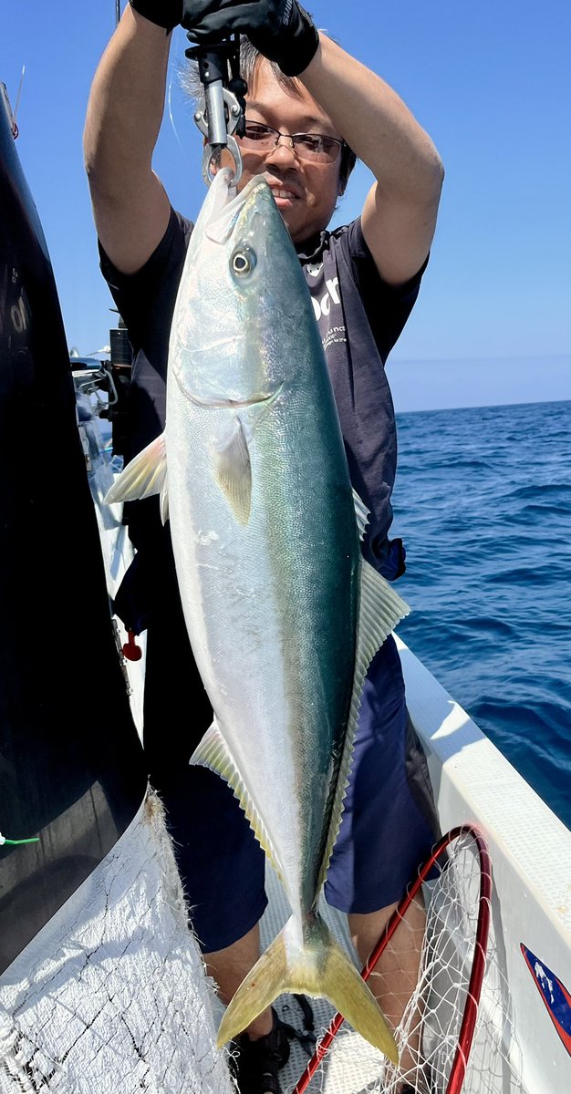 Atuy_fishing's tweet photo. 7/4釣果•ブリ1本

今日もそこそこフグが居てブリの気配は乏しい展開💦

大きめのフグかと思ったら、上がってきたのはなんとブリ⁉️

海では全く走らなかったのに船に上げたら大暴れでした💧笑

タフな状況の中最後まで竿を振って頂きありがとうございました！

📅空き確認👇
https://t.co/gGSfAZ1NNQ https://t.co/Jo3JtU6vDO