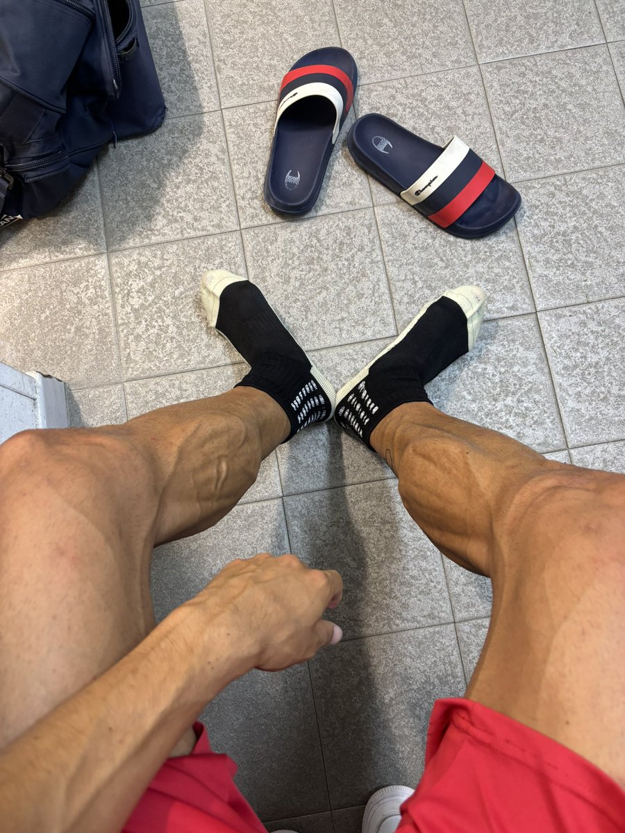calciatore002's tweet photo. Ciabatte o scarpe https://t.co/I3dJHrMZKg