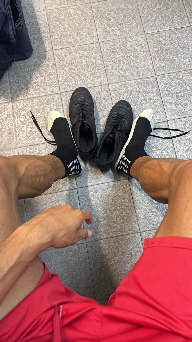 calciatore002's tweet photo. Ciabatte o scarpe https://t.co/I3dJHrMZKg