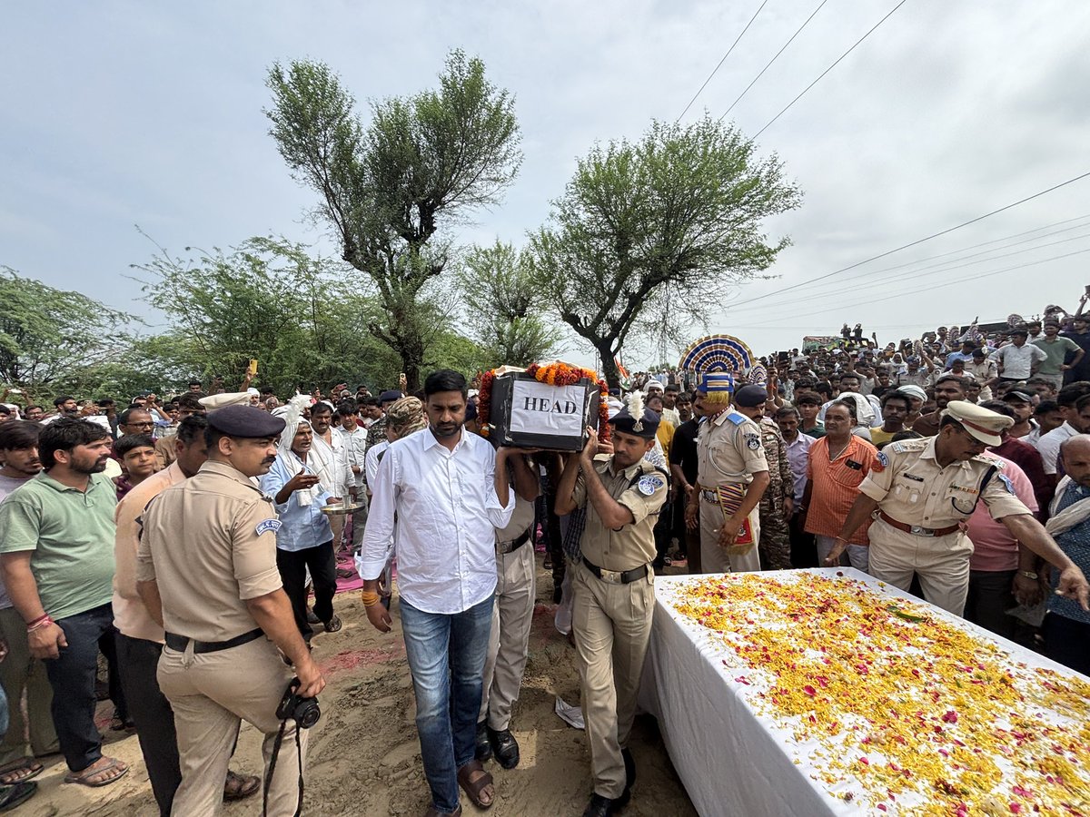 ArvindYadavIN's tweet photo. 🇮🇳 शहीदों का सम्मान, राष्ट्र का अभिमान 🇮🇳

आज भारत माँ के वीर सपूत, शहीद नरसी लाल यादव जी (55वीं बटालियन, सीआरपीएफ) की शहीद सम्मान यात्रा में शामिल होकर उन्हें श्रद्धांजलि अर्पित करने का सौभाग्य प्राप्त हुआ !! 
#शहीद_नरसीलाल_यादव_अमर_रहे https://t.co/KMr2UCkEJR