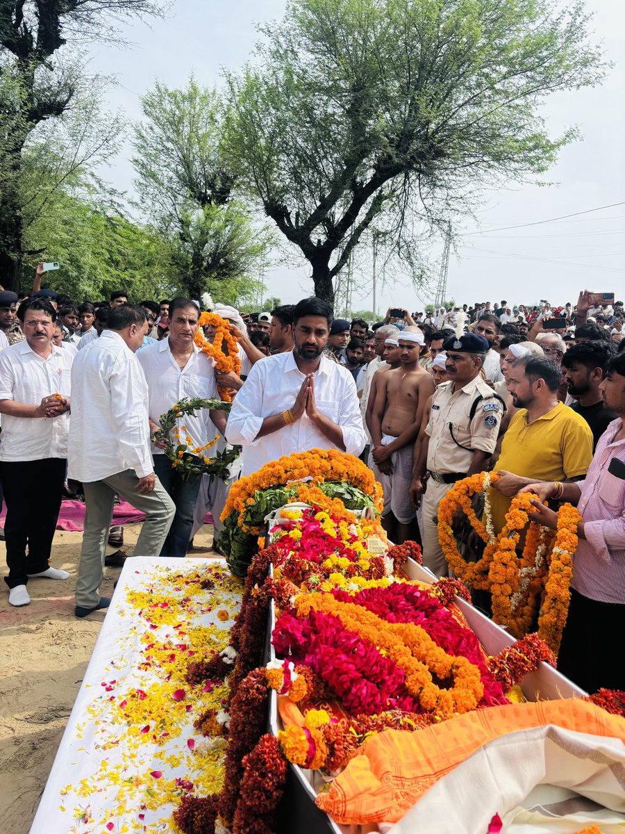 ArvindYadavIN's tweet photo. 🇮🇳 शहीदों का सम्मान, राष्ट्र का अभिमान 🇮🇳

आज भारत माँ के वीर सपूत, शहीद नरसी लाल यादव जी (55वीं बटालियन, सीआरपीएफ) की शहीद सम्मान यात्रा में शामिल होकर उन्हें श्रद्धांजलि अर्पित करने का सौभाग्य प्राप्त हुआ !! 
#शहीद_नरसीलाल_यादव_अमर_रहे https://t.co/KMr2UCkEJR