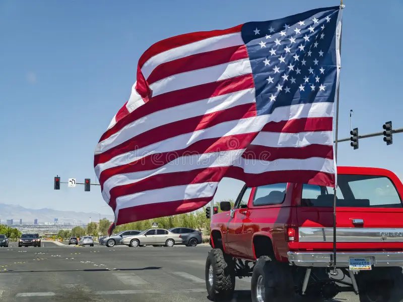 gwnz6518's tweet photo. こういう日はピックアップにクソでっかいアメリカ国旗を付けて大通りを爆走したい気分 https://t.co/pbyd3Ei5uH