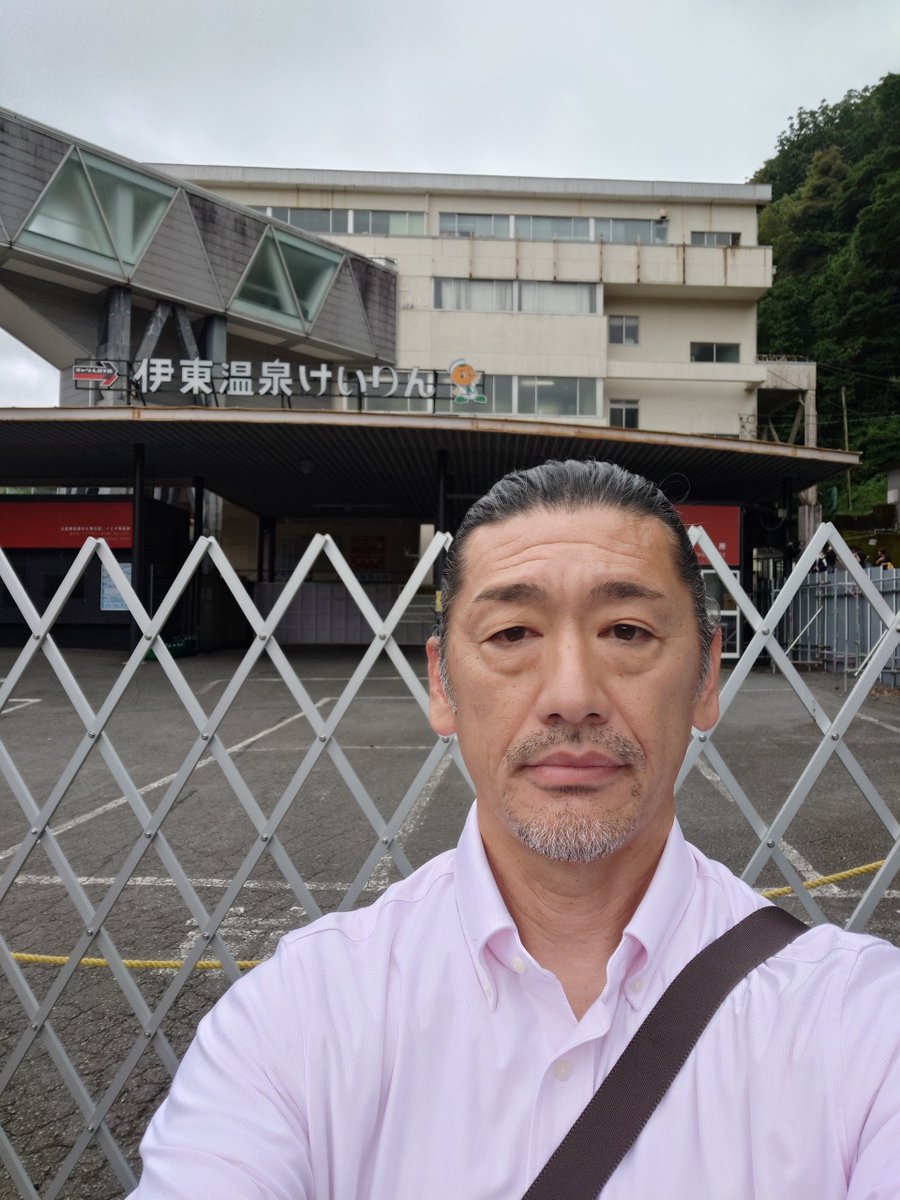 hochi_keirin's tweet photo. 【＃伊東競輪】FⅡモーニング・初日４日　引退した梶原亜湖さんが、あいさつのため伊東競輪場を訪れた。「昨日、選手会に選手手帳を返納してきました。選手でなくなって競輪場を訪れるのは変な感じがします。３２年間、精いっぱい駆け抜けてきました」としみじみと語った。 https://t.co/Ji64vku2gC