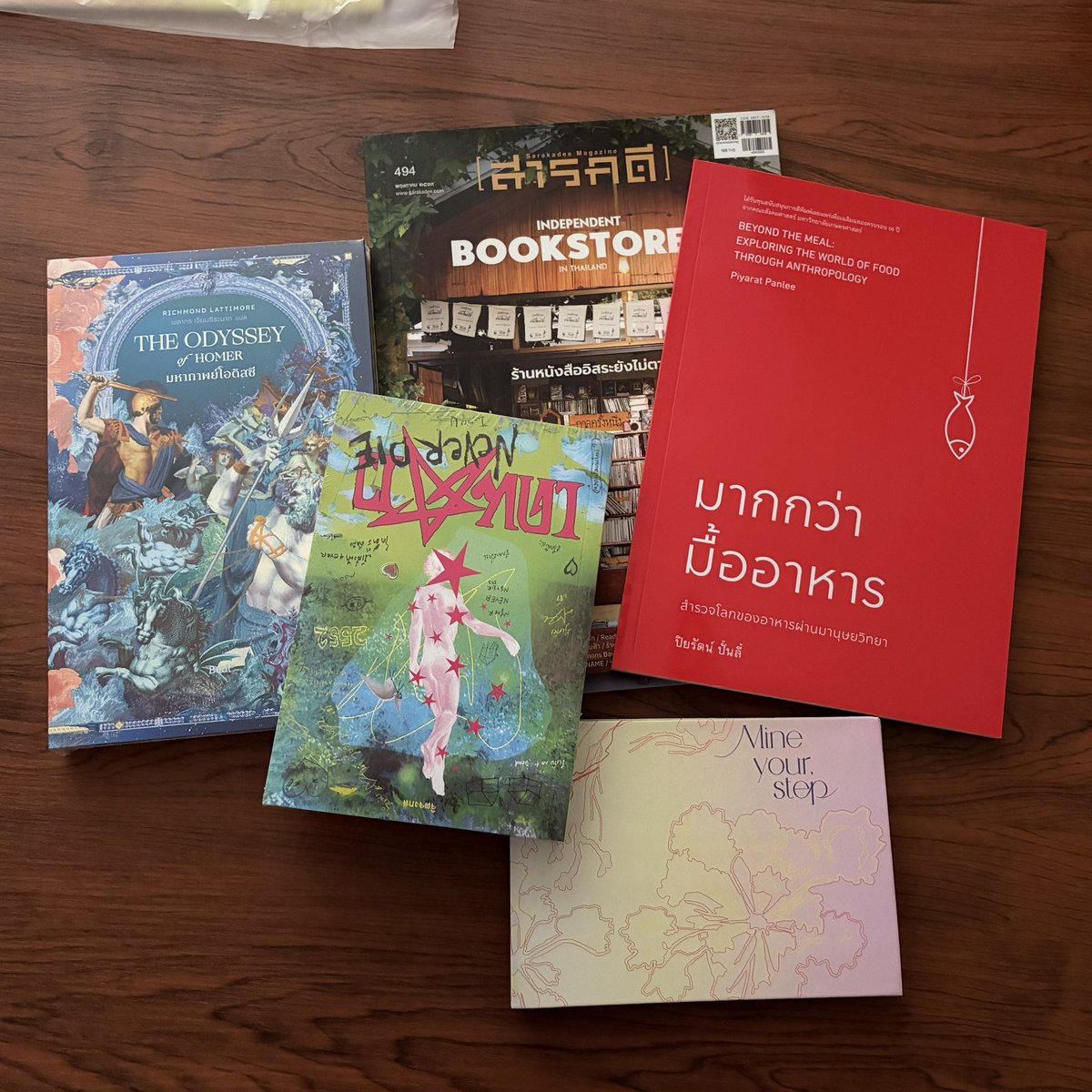 TheAnness's tweet photo. บางส่วนของหนังสือที่ได้มาในปีนี้ ถึงจะทำ no buy year ไม่ได้ตามเป้าหมายขนาดนั้น แต่การมีหนังสือใหม่เข้าคอลเล็กชันกองดองแค่นี้ ผมถือว่าประสบความสำเร็จมากแล้วคั่บ 🫡 https://t.co/Z2VFkDGA9l