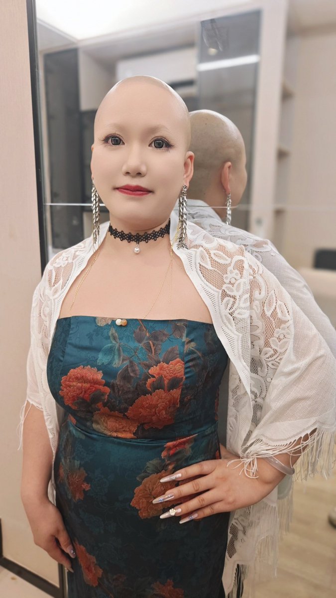 hetao070's tweet photo. 旗袍更适配中国女人，我想剃光头中国女孩么 https://t.co/CXs9KZTQGG